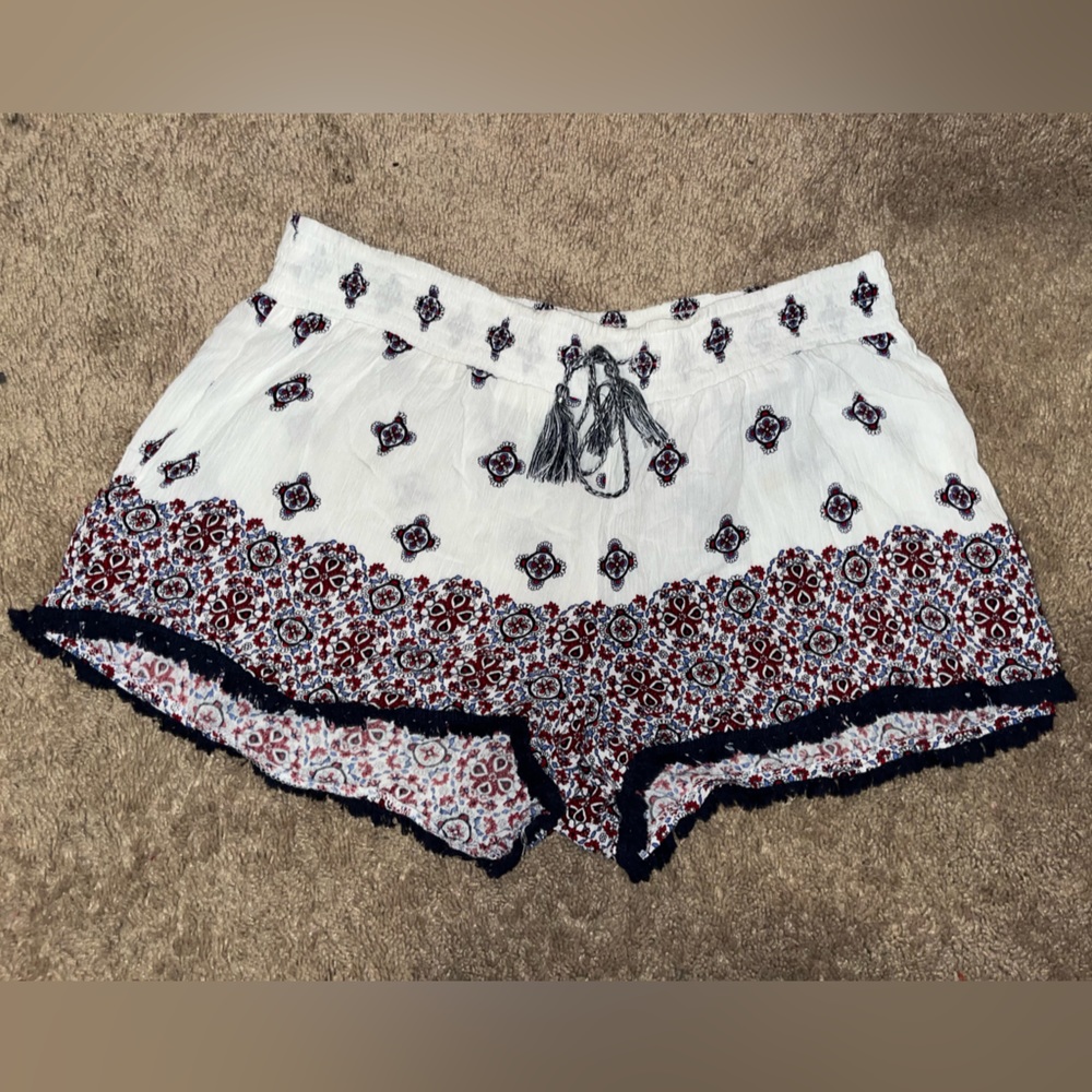 No Boundaries designed flowy shorts! Size XL